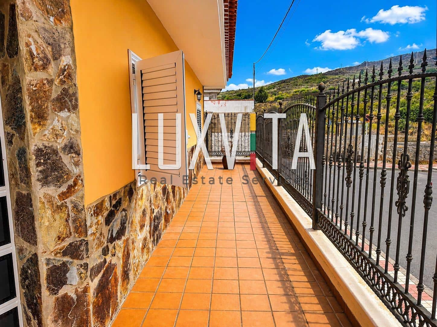 4 bedroom Villa for sale in Santiago del Teide with garage - € 560,000 (Ref: 9924637)