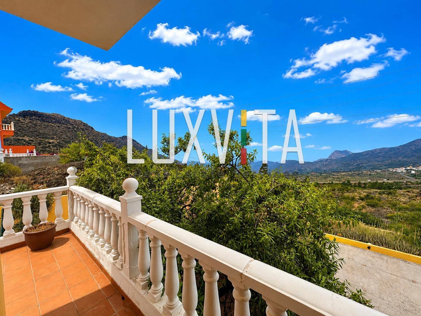 4 bedroom Villa for sale in Santiago del Teide with garage - € 560,000 (Ref: 9924637)