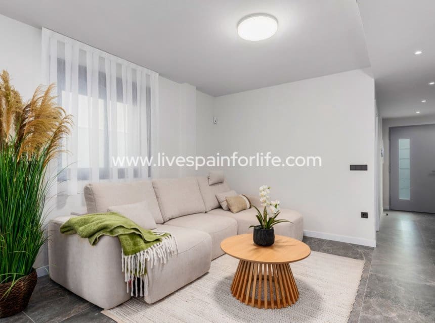 4 bedroom Semi-detached Villa for sale in Torre de la Horadada with pool garage - € 649,000 (Ref: 10007512)