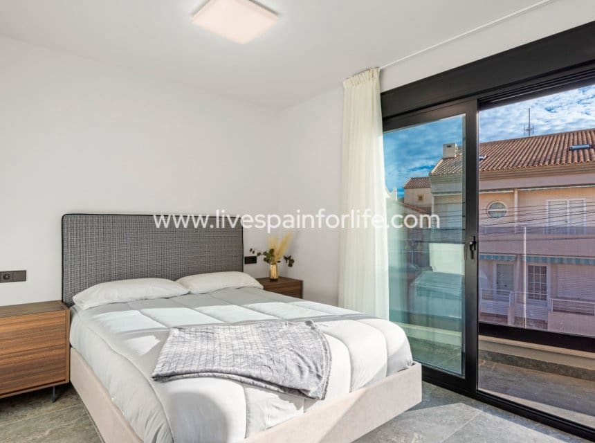4 bedroom Semi-detached Villa for sale in Torre de la Horadada with pool garage - € 649,000 (Ref: 10007512)