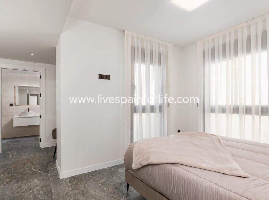 4 bedroom Semi-detached Villa for sale in Torre de la Horadada with pool garage - € 649,000 (Ref: 10007512)