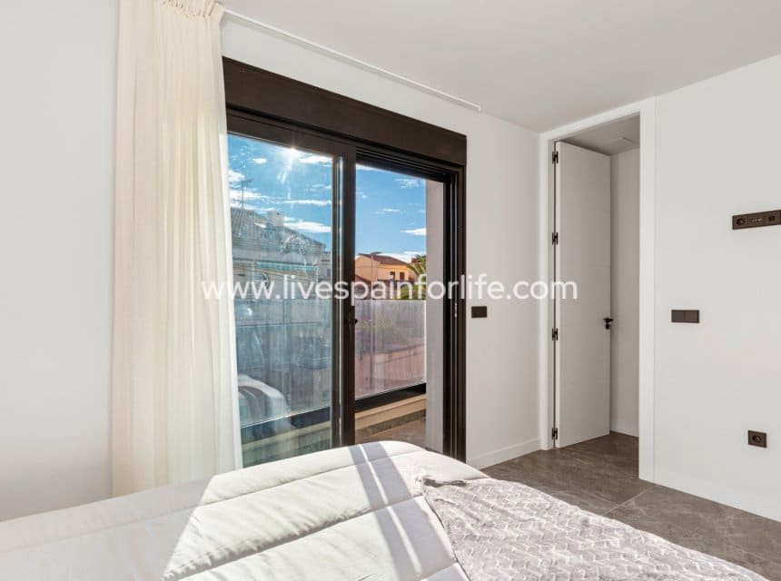 4 bedroom Semi-detached Villa for sale in Torre de la Horadada with pool garage - € 649,000 (Ref: 10007512)