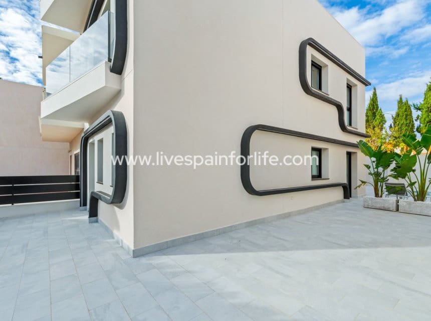 4 bedroom Semi-detached Villa for sale in Torre de la Horadada with pool garage - € 649,000 (Ref: 10007512)