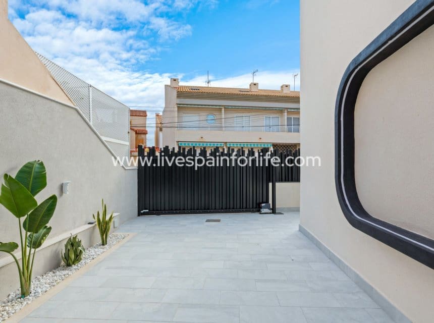 4 bedroom Semi-detached Villa for sale in Torre de la Horadada with pool garage - € 649,000 (Ref: 10007512)