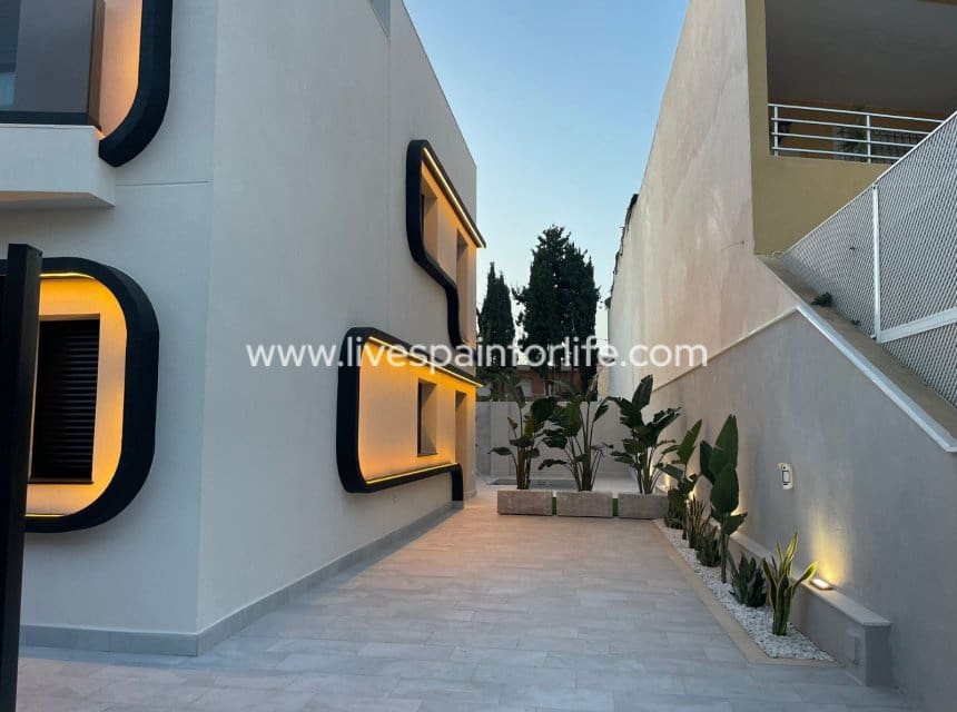 4 bedroom Semi-detached Villa for sale in Torre de la Horadada with pool garage - € 649,000 (Ref: 10007512)
