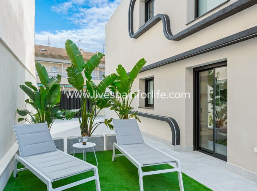4 bedroom Semi-detached Villa for sale in Torre de la Horadada with pool garage - € 649,000 (Ref: 10007512)