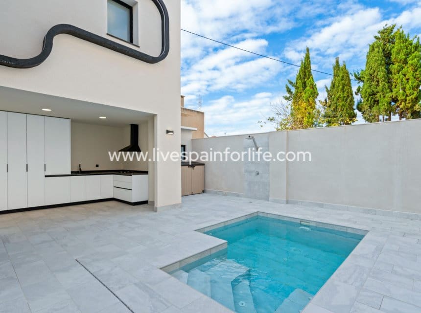4 bedroom Semi-detached Villa for sale in Torre de la Horadada with pool garage - € 649,000 (Ref: 10007512)