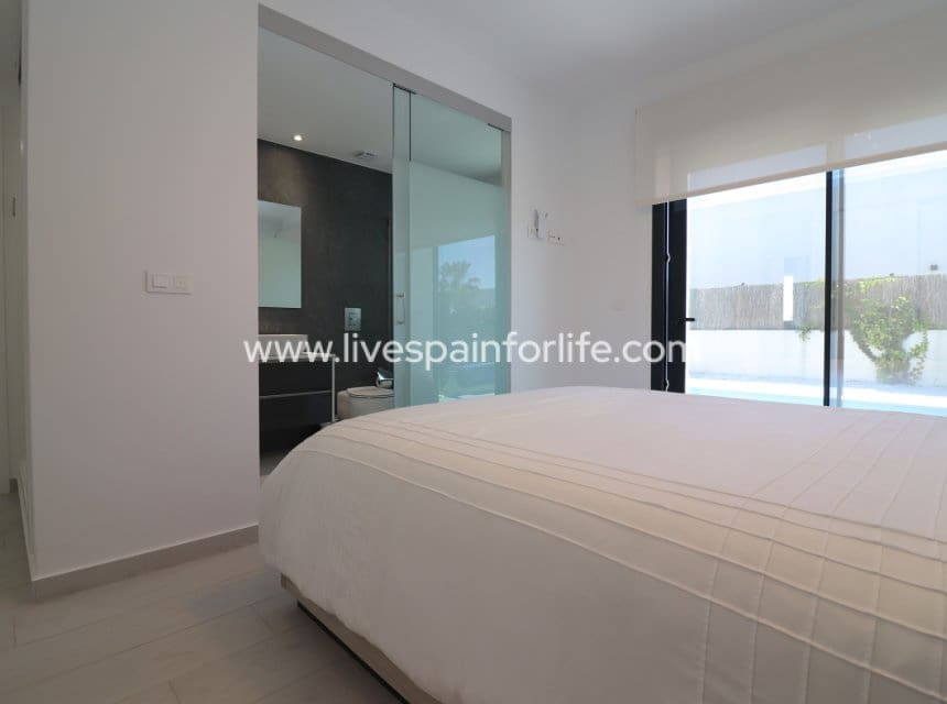 3 bedroom Villa for sale in Algorfa with pool garage - € 619,950 (Ref: 10007513)