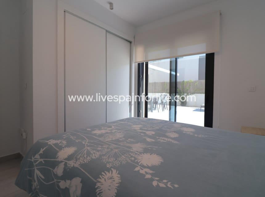 3 bedroom Villa for sale in Algorfa with pool garage - € 619,950 (Ref: 10007513)