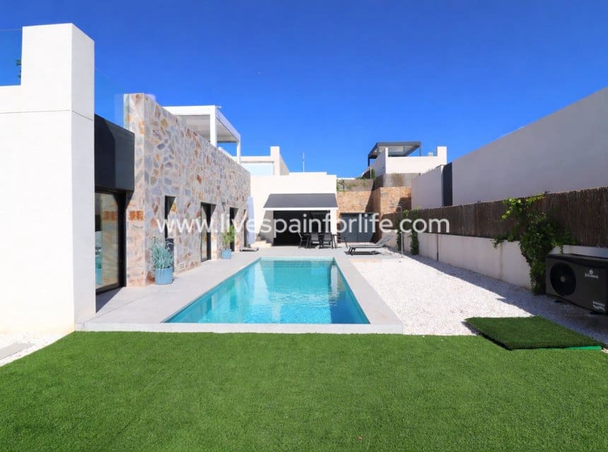 3 bedroom Villa for sale in Algorfa with pool garage - € 619,950 (Ref: 10007513)