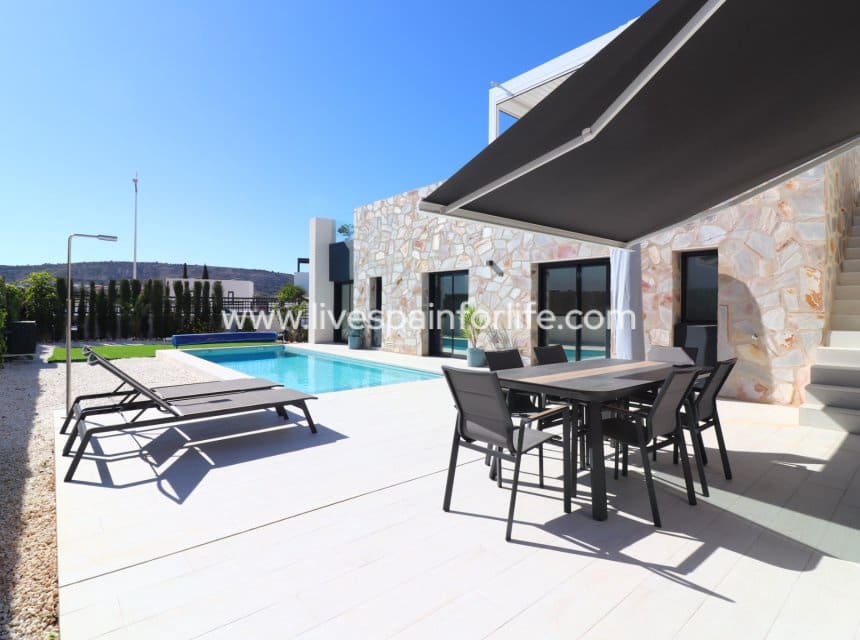 3 bedroom Villa for sale in Algorfa with pool garage - € 619,950 (Ref: 10007513)