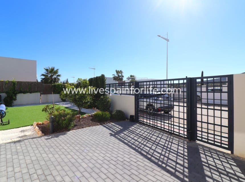 3 bedroom Villa for sale in Algorfa with pool garage - € 619,950 (Ref: 10007513)
