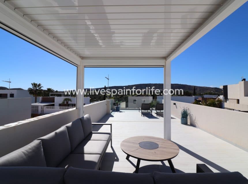 3 bedroom Villa for sale in Algorfa with pool garage - € 619,950 (Ref: 10007513)