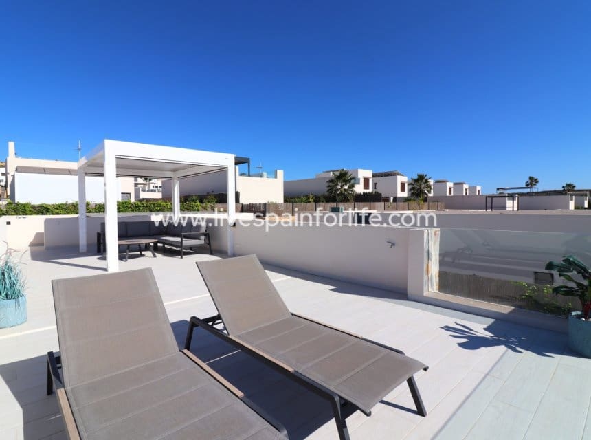 3 bedroom Villa for sale in Algorfa with pool garage - € 619,950 (Ref: 10007513)