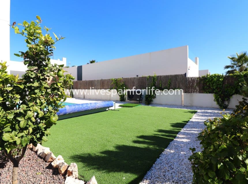 3 bedroom Villa for sale in Algorfa with pool garage - € 619,950 (Ref: 10007513)
