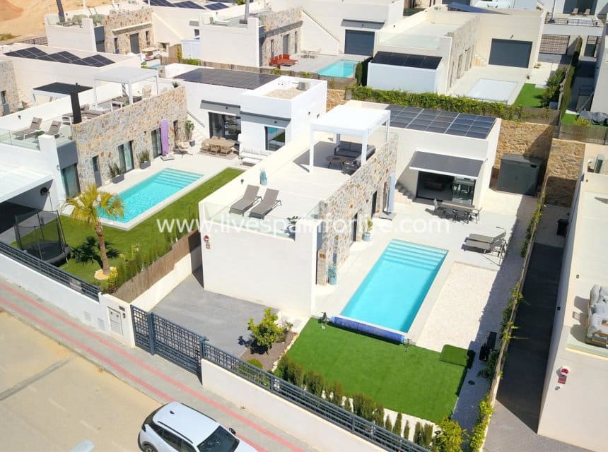 3 bedroom Villa for sale in Algorfa with pool garage - € 619,950 (Ref: 10007513)