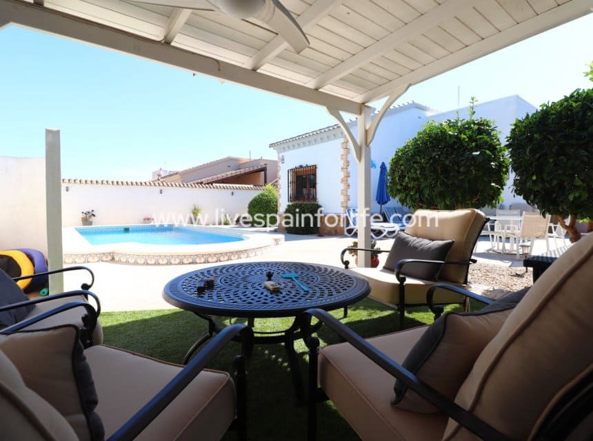 3 bedroom Villa for sale in Formentera del Segura with pool garage - € 425,000 (Ref: 10007515)