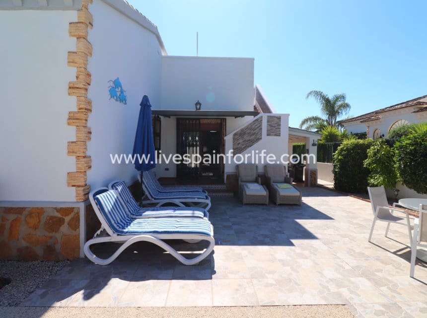 3 bedroom Villa for sale in Formentera del Segura with pool garage - € 425,000 (Ref: 10007515)