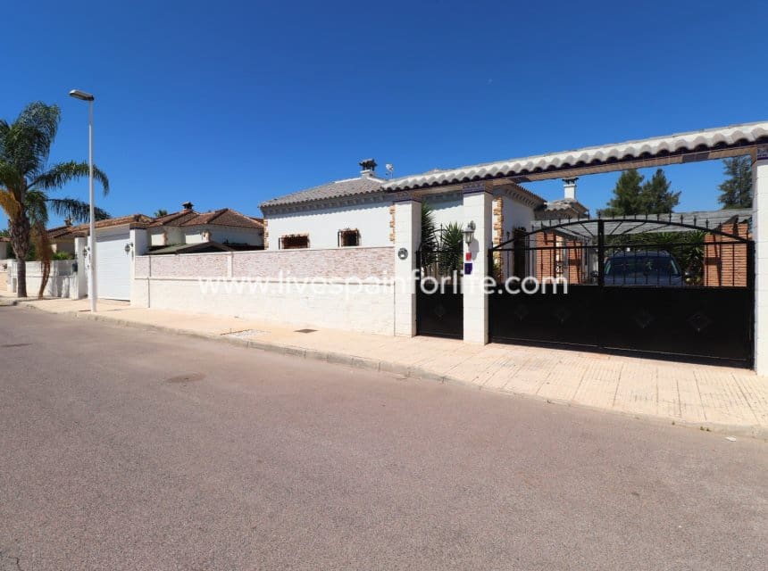 3 bedroom Villa for sale in Formentera del Segura with pool garage - € 425,000 (Ref: 10007515)