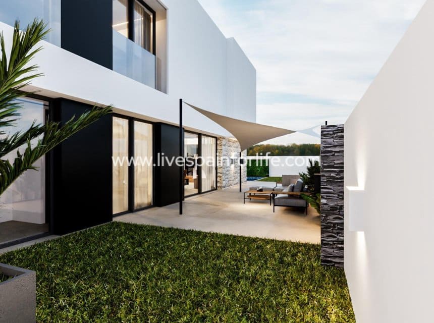 4 sypialnia Willa na sprzedaż w La Zenia z basenem garażem - 1 600 000 € (Ref: 10007517)