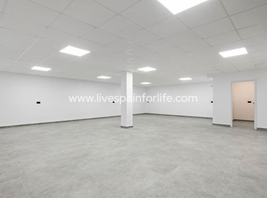 4 sypialnia Willa na sprzedaż w La Zenia z basenem garażem - 1 600 000 € (Ref: 10007517)