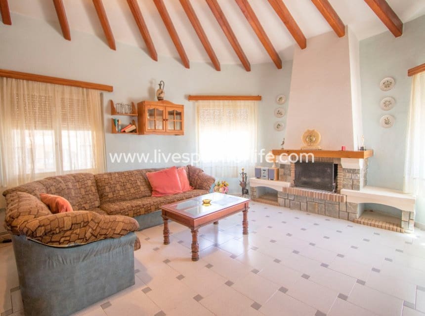 3 slaapkamer Finca/Landhuis te koop in Albatera met zwembad garage - € 349.000 (Ref: 10007867)