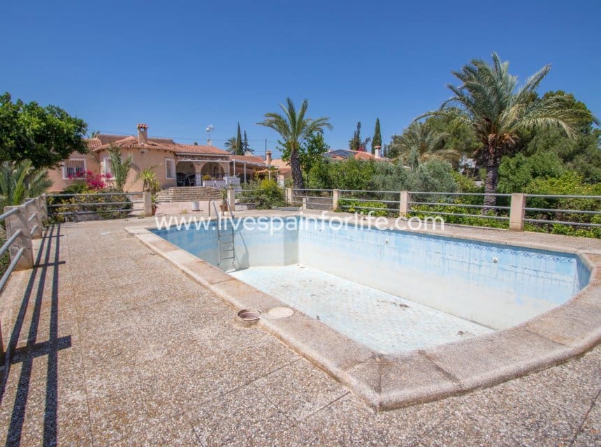 3 slaapkamer Finca/Landhuis te koop in Albatera met zwembad garage - € 349.000 (Ref: 10007867)