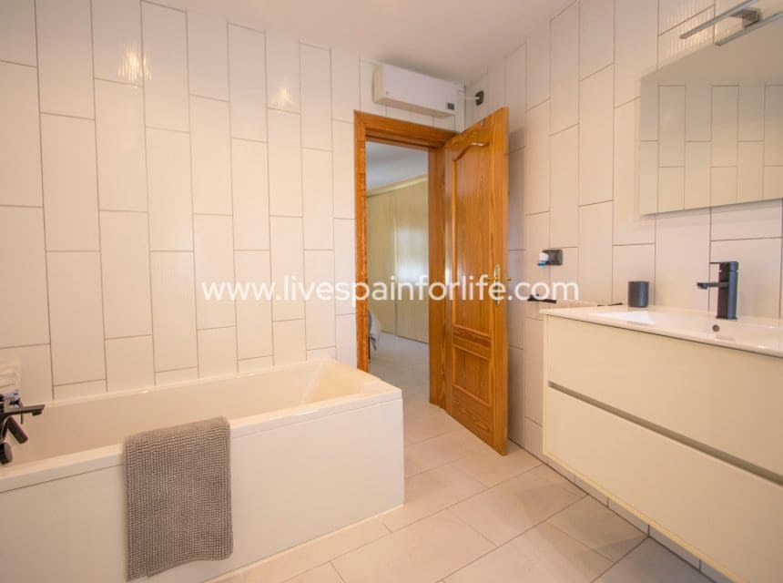 4 bedroom Finca/Country House for sale in Catral with pool garage - € 549,000 (Ref: 10007868)