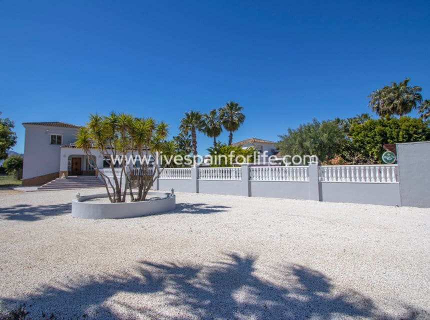4 bedroom Finca/Country House for sale in Catral with pool garage - € 549,000 (Ref: 10007868)