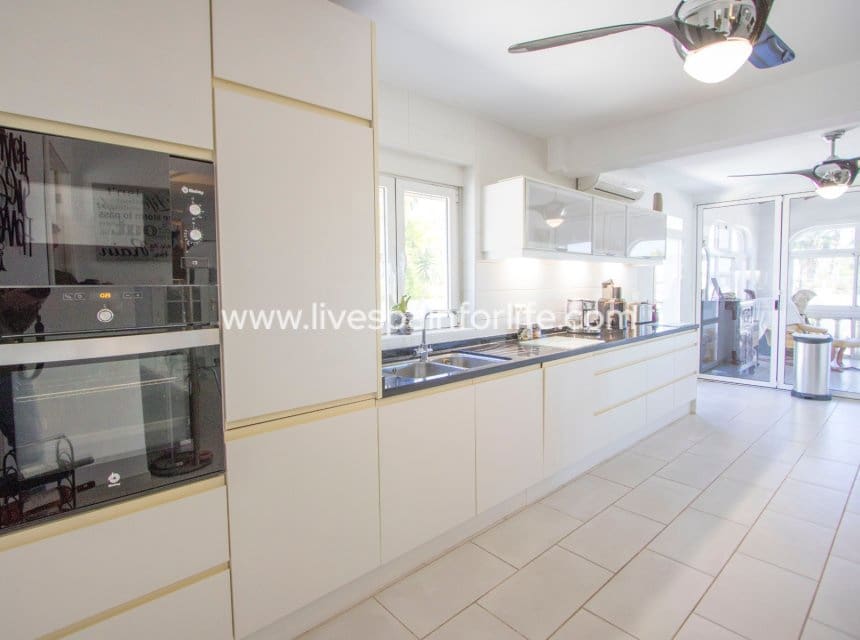4 bedroom Finca/Country House for sale in Catral with pool garage - € 549,000 (Ref: 10007868)