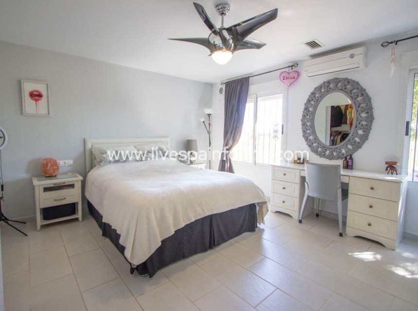 4 bedroom Finca/Country House for sale in Catral with pool garage - € 549,000 (Ref: 10007868)