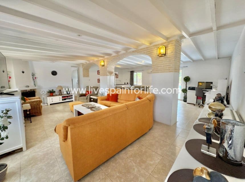 7 slaapkamer Finca/Landhuis te koop in Dolores met zwembad garage - € 629.000 (Ref: 10036210)