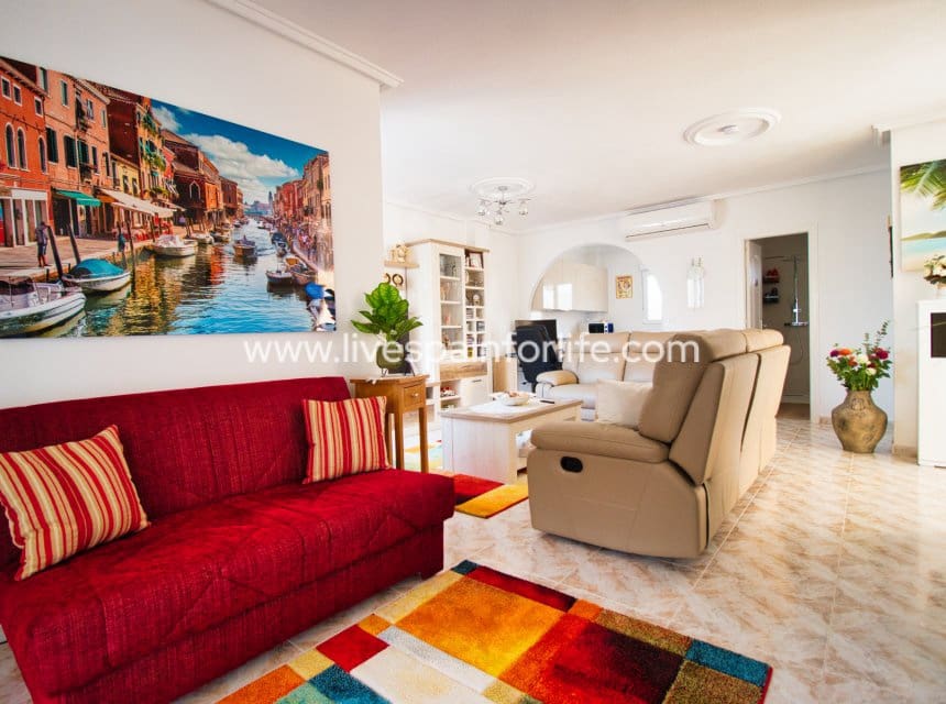 3 makuuhuone Huvila myytävänä paikassa Ciudad Quesada mukana uima-altaan - 325 000 € (Ref: 10041438)