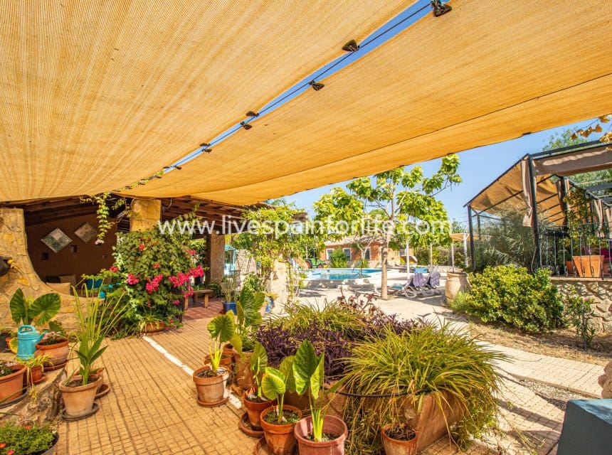 7 soverom Finca/Herregård til salgs i Catral med svømmebasseng garasje - € 975 000 (Ref: 10041808)