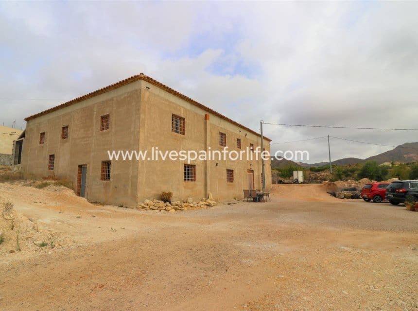 4 bedroom Finca/Country House for sale in Barinas with garage - € 350,000 (Ref: 10041809)