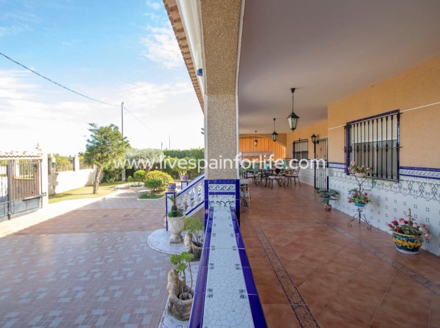 4 slaapkamer Finca/Landhuis te koop in Albatera met zwembad garage - € 425.000 (Ref: 10060571)