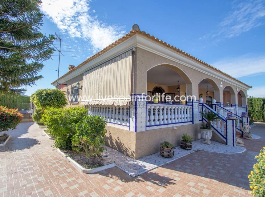 4 slaapkamer Finca/Landhuis te koop in Albatera met zwembad garage - € 425.000 (Ref: 10060571)