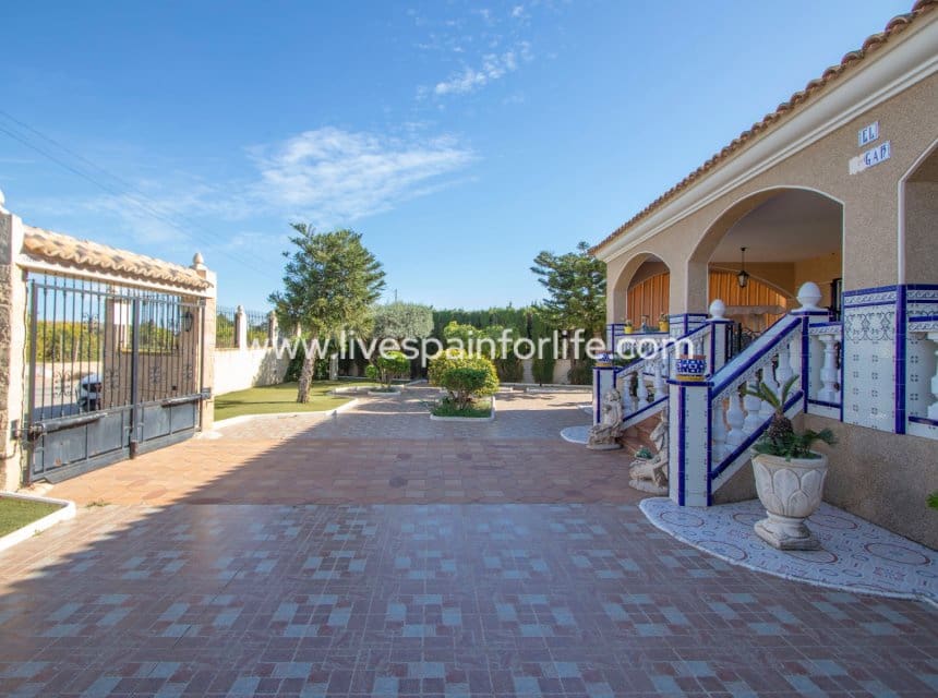 4 slaapkamer Finca/Landhuis te koop in Albatera met zwembad garage - € 425.000 (Ref: 10060571)
