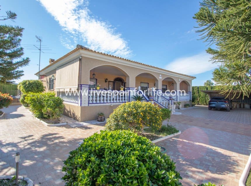 4 slaapkamer Finca/Landhuis te koop in Albatera met zwembad garage - € 425.000 (Ref: 10060571)