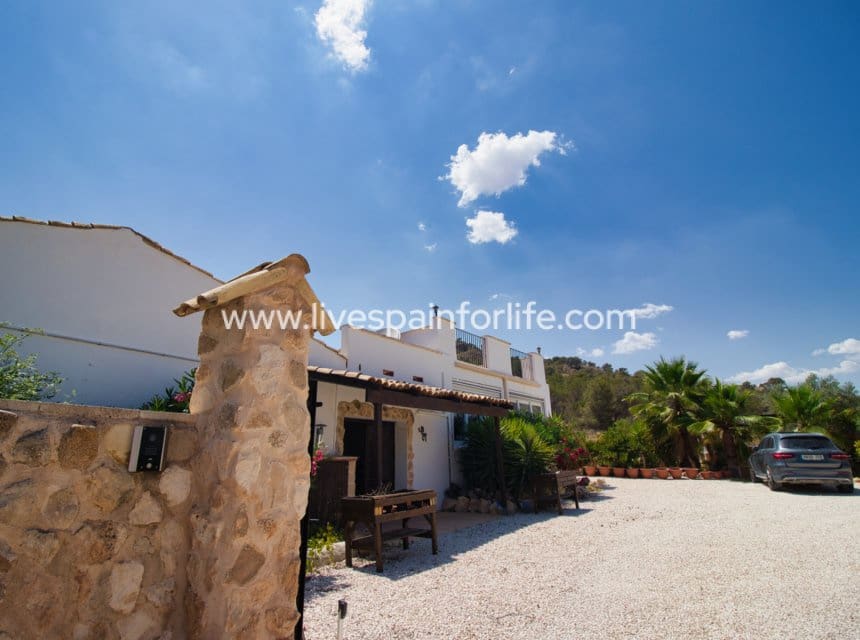 5 sypialnia Finka/Dom wiejski na sprzedaż w Miasto Alicante / Alacant z basenem garażem - 395 000 € (Ref: 10060585)