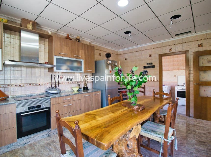 4 slaapkamer Finca/Landhuis te koop in Cox met zwembad garage - € 348.000 (Ref: 10062607)