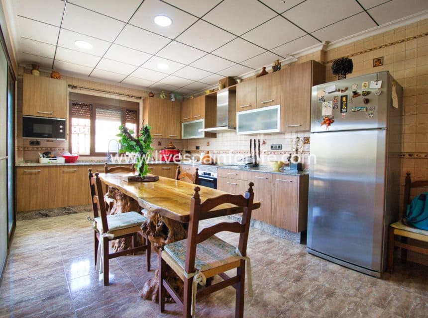 4 slaapkamer Finca/Landhuis te koop in Cox met zwembad garage - € 348.000 (Ref: 10062607)