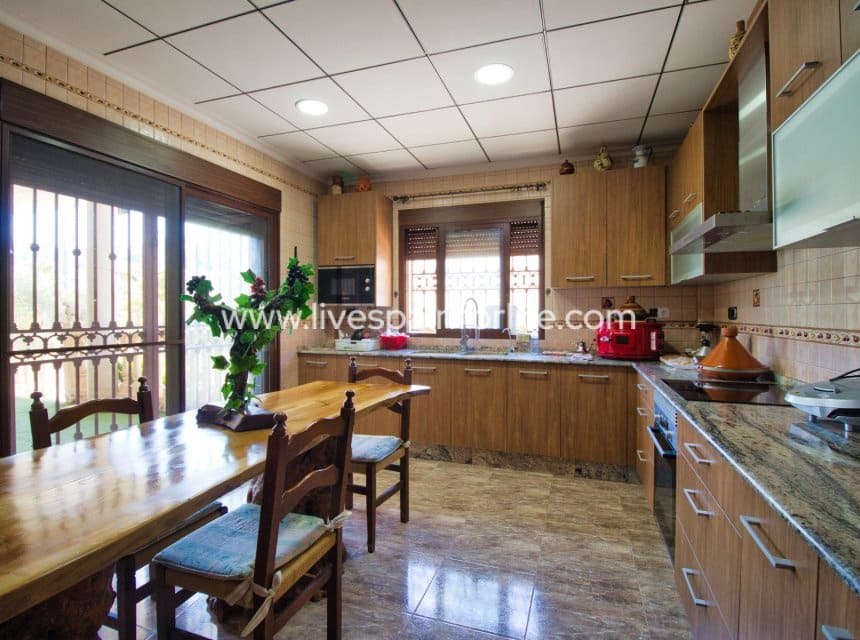 4 slaapkamer Finca/Landhuis te koop in Cox met zwembad garage - € 348.000 (Ref: 10062607)