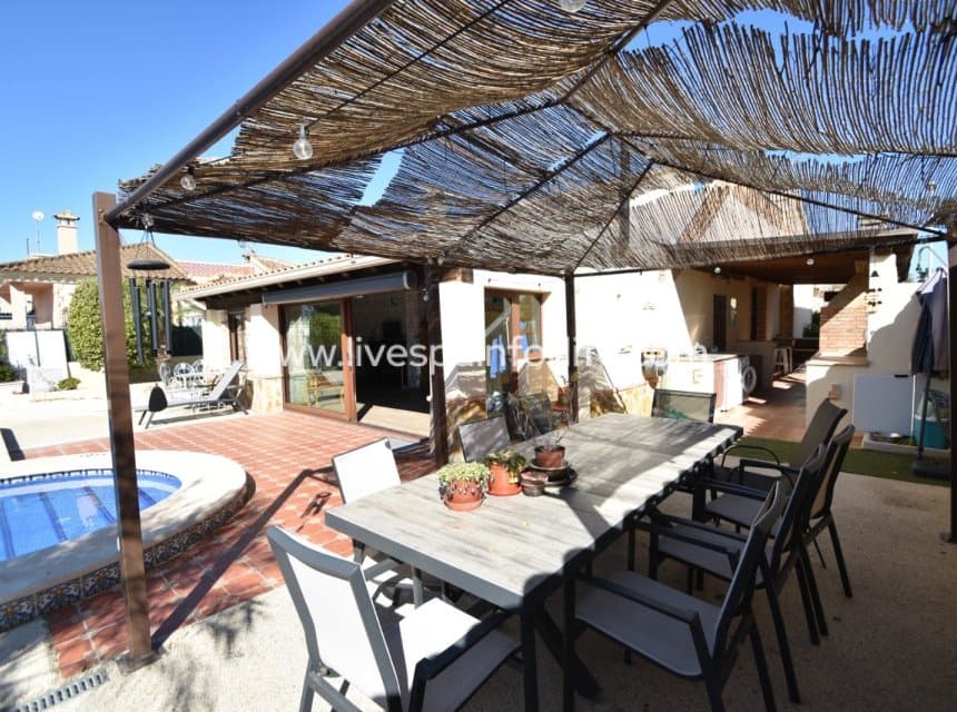 3 bedroom Villa for sale in Daya Vieja with pool garage - € 397,500 (Ref: 10062622)