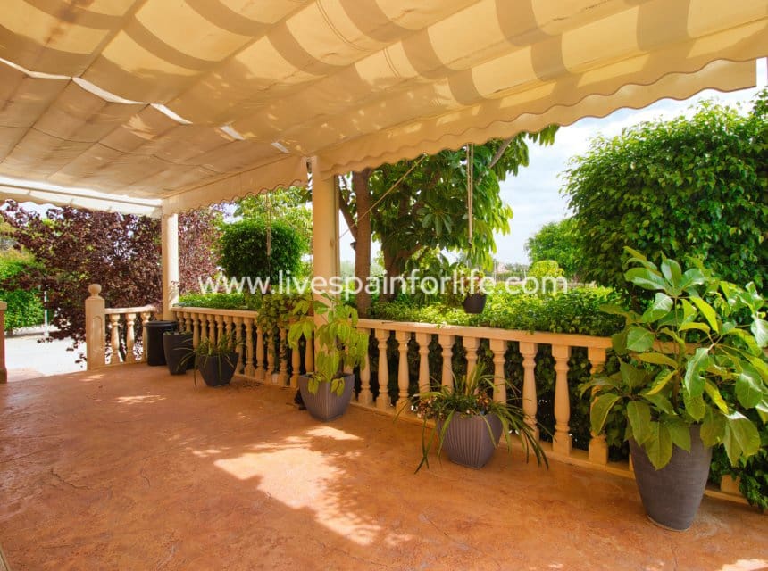 4 makuuhuone Maalaistalo myytävänä paikassa Elche / Elx mukana uima-altaan 
autotalli - 799 000 € (Ref: 10062737)