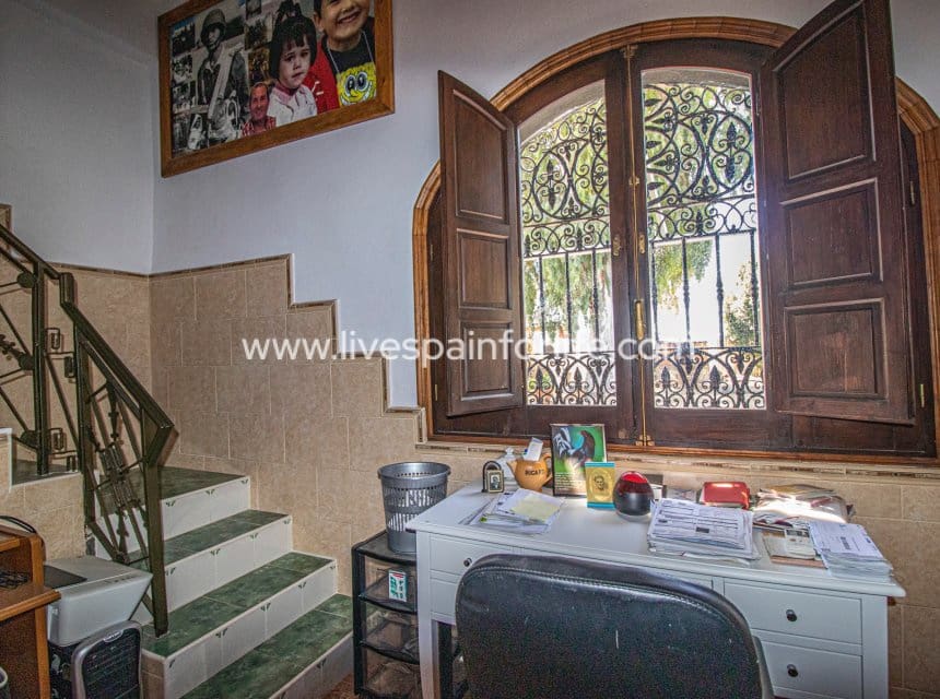 6 soverom Finca/Herregård til salgs i Alicante by med svømmebasseng garasje - € 399 995 (Ref: 10076784)
