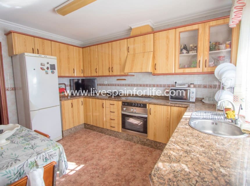 4 sypialnia Finka/Dom wiejski na sprzedaż w Miasto Alicante / Alacant z basenem garażem - 425 000 € (Ref: 10076792)