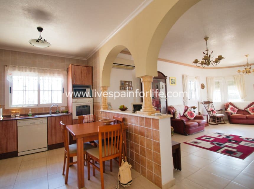 3 soveværelse Finca/Landehus til salg i Alicante by med swimmingpool - € 389.000 (Ref: 10076931)