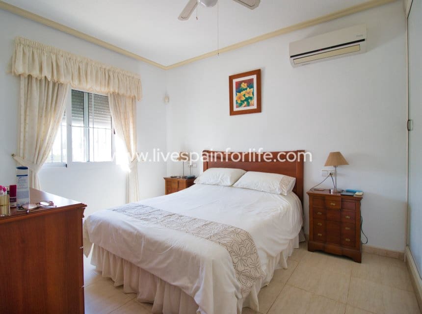 3 soveværelse Finca/Landehus til salg i Alicante by med swimmingpool - € 389.000 (Ref: 10076931)