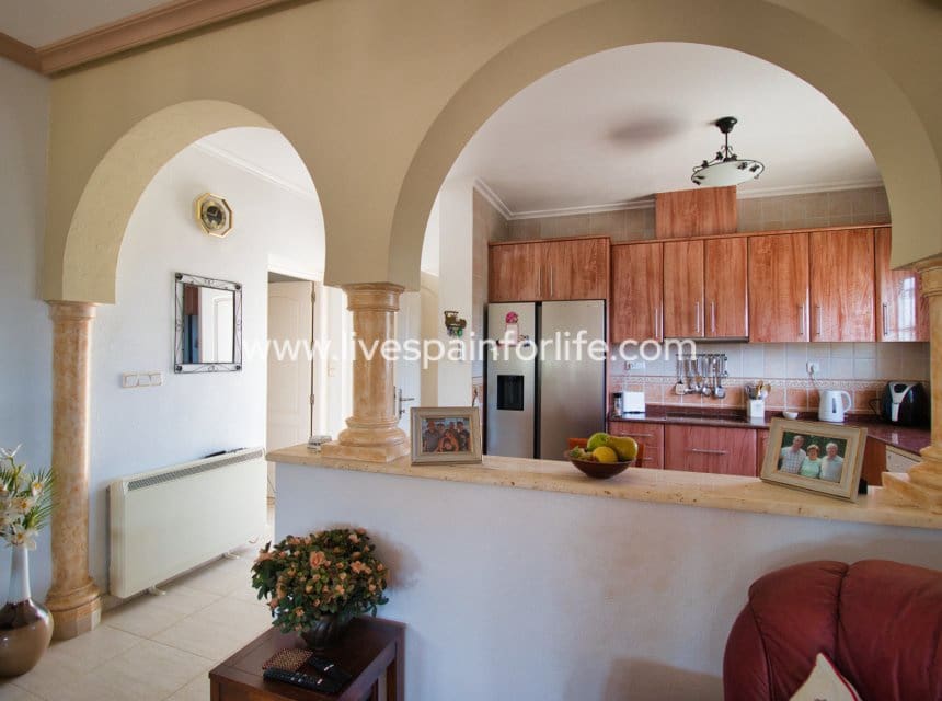 3 soveværelse Finca/Landehus til salg i Alicante by med swimmingpool - € 389.000 (Ref: 10076931)